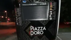 Parduodamas kavos puodelio formos kioskas