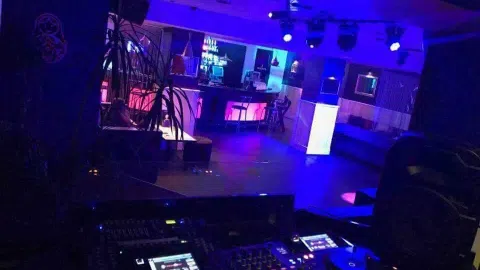 NAKTINIS KLUBAS - 1