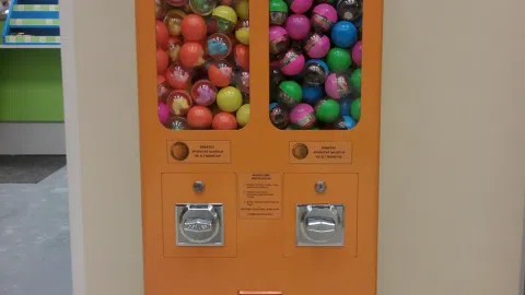 Žaisliukų kapasulėse pardavimo automatai - 1