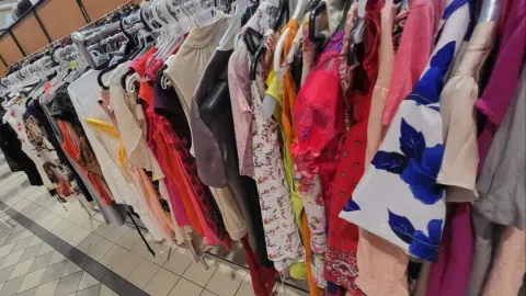 Deveti drabuziai, parduotuves įranga - 1