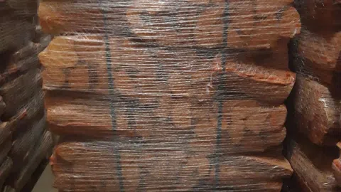 Siūlome įvairių rūšių džiovintas malkas maišeliuose didmenininiu kiekiu! - 1
