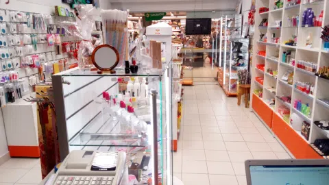 Fizinė parduotuvė su prekių likučiu ir visa įranga - 1