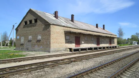 Parduodamas sandėlis su geležinkelio ir auto rampomis. Tinka ilgalaikei nuomai.