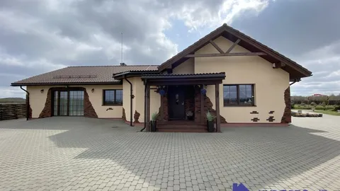 Šiuolaikiška sodyba su išpuoselėta aplinka ir veikiančiu nuomos verslu tik 16 km nutolusi nuo Palangos