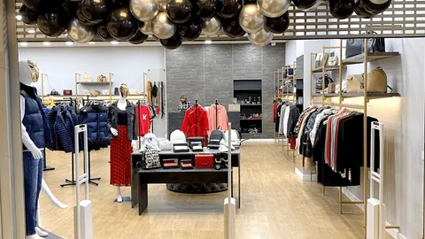 Skubiai parduodama prabangi drabužių parduotuvės įranga