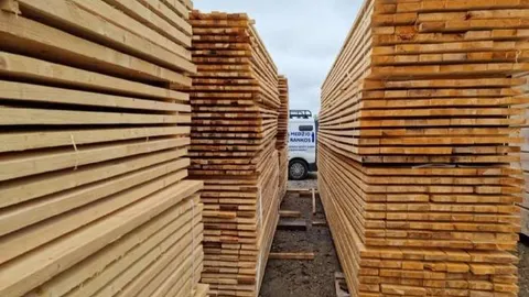 Atliekame medienos pjovimo paslaugą iš jūsų rąstų