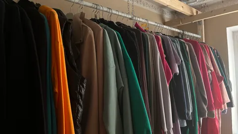 Parduodami drabužiai urmu