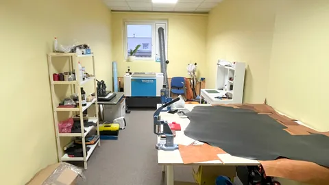 Parduodamas paruoštas odinių aksesuarų gamybos verslas.