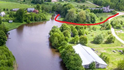 Prie vandens parduodamas 122a sklypas su 849 m2 ploto pastatu ir pakrantės mišku šalia Vilniaus